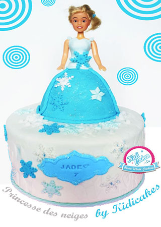 Idée gâteau princesse des neiges, ce gâteau est inspiré puis réalisé por le plus grand d'une petite princesse de 7 ans, une des kidicakes girls. Découvrez le gâteau de princesse sur Kidicakes