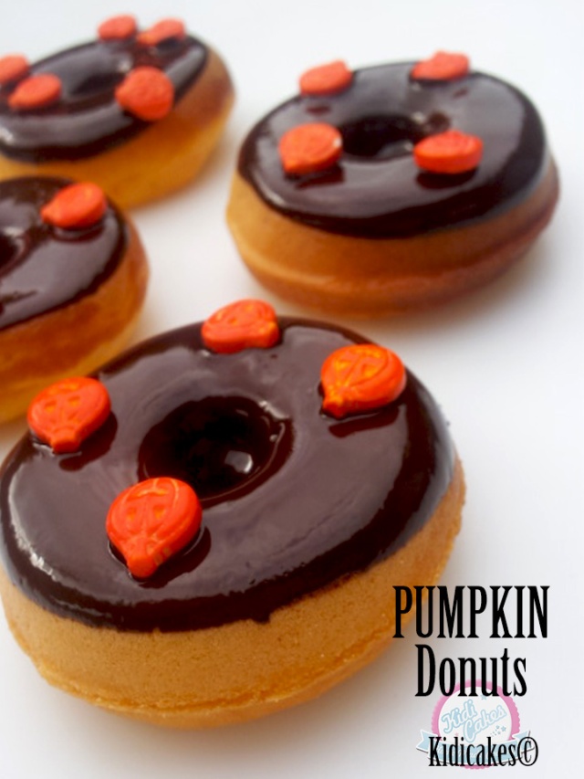 Recette des pumpkin donuts à la citrouille en mode américaine à découvrir sur Kidicakes. Des délicieuses donuts à la citrouille parfait pour le goûter Halloween